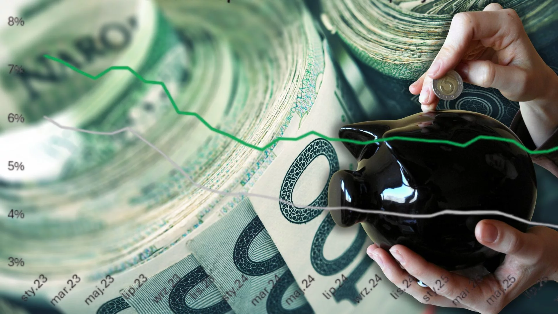 Pieniądze, skarbonka i spadek oprocentowania. Analityk pokazuje, jak banki obniżają oprocentowanie na depozytach.