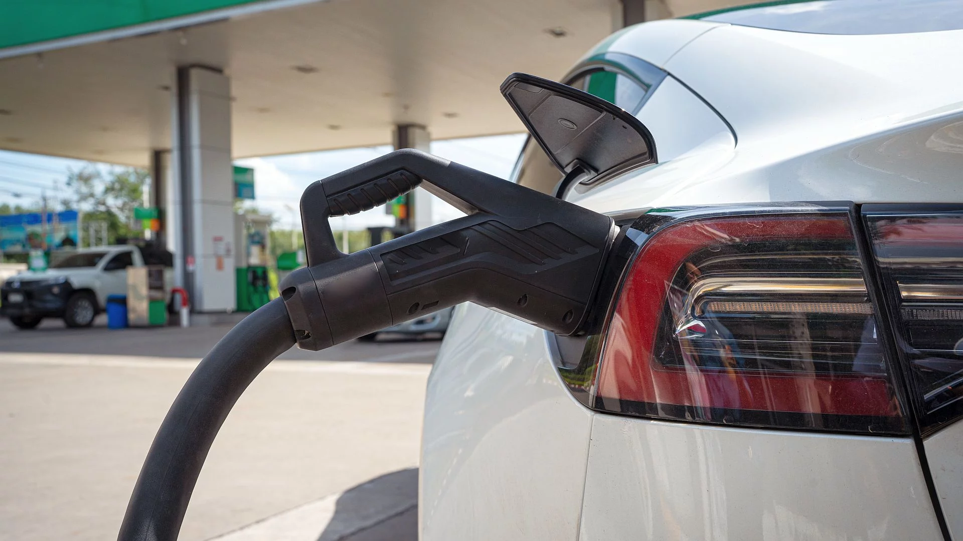 Tego się właściciele elektryków nie spodziewali. Kradną im kable do ładowania Ładowanie samochodu elektrycznego