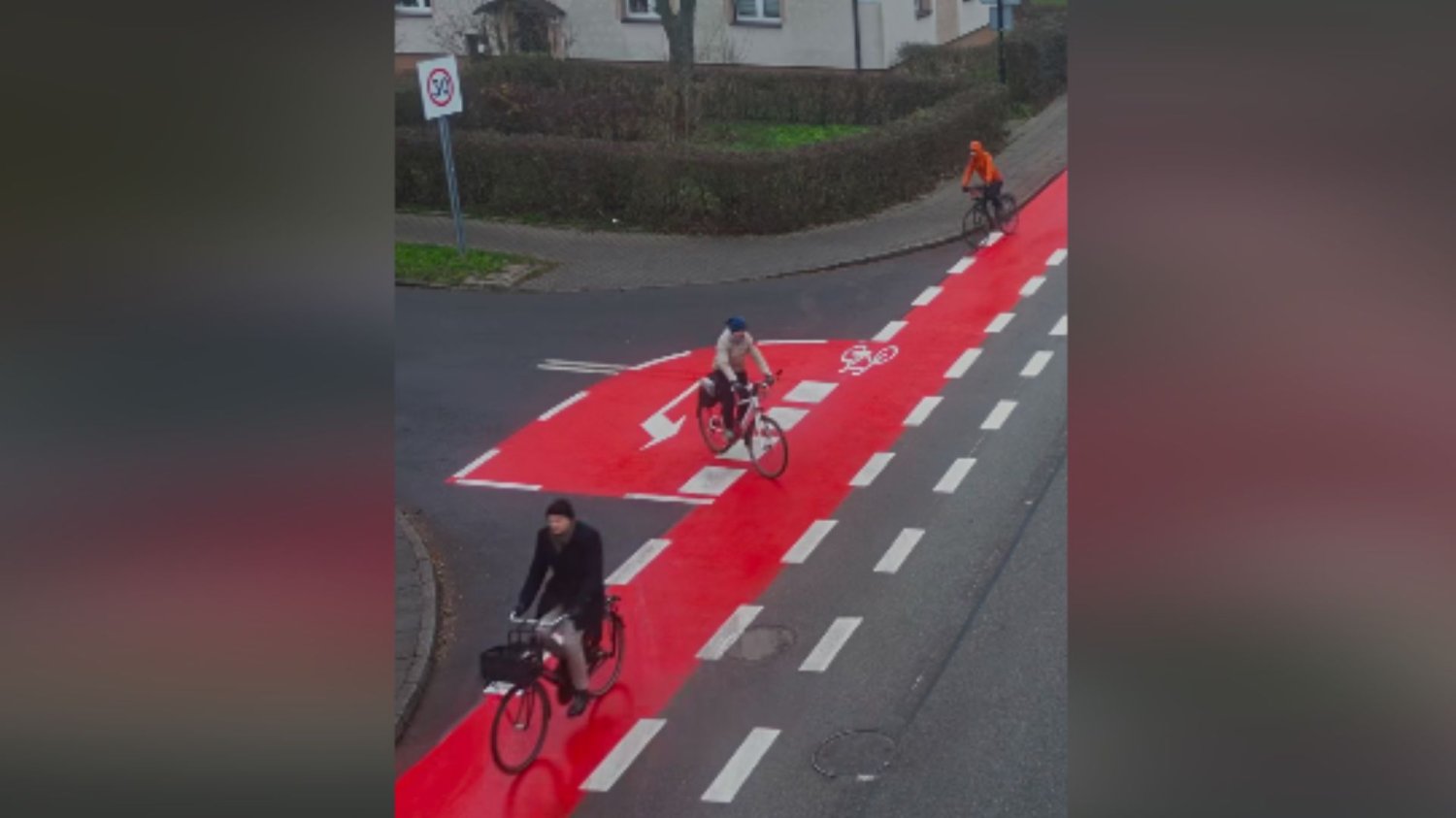 Rowerzyści na Śląsku mogą korzystać z nietypowej śluzy. Rozwiązanie wywołało burzę w sieci Śluza rowerowa do skrętu w lewo w Gliwicach. Jedna śluza w Gliwicach a tyle emocji. W Internecie burza