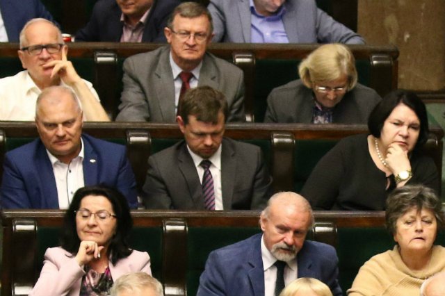 Sejm uchwalił ustawę o obniżeniu uposażenia posłów i senatorów o ok. 20 proc