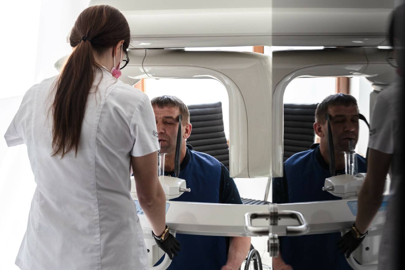 Dentysta przy pracy.