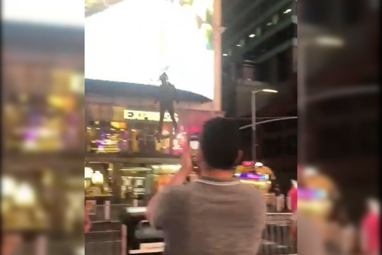 Mężczyzna lata dronem po ulicy