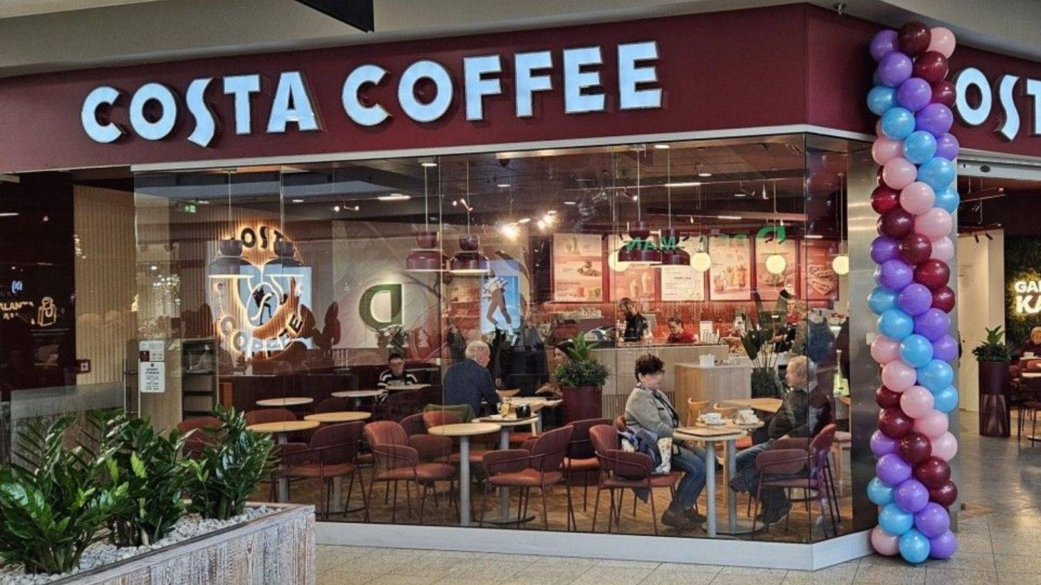 Lokal Costa Coffee. Właściciel sieci kawiarni szuka nowego nabywcy.