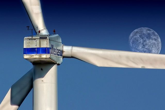 Parlament uchwalił ustawę, która zabije w Polsce elektrownie wiatrowe i narazi nas na miliardowe pozwy