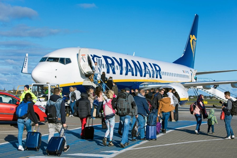 Linie lotnicze Ryanair ujawniły zarobki swoich pracowników, odpowiadając pośrednio na zarzuty, że w firmie słabo się zarabia.