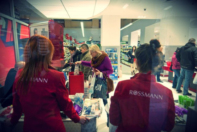 Jeden ze stacjonarnych sklepów Rossmanna