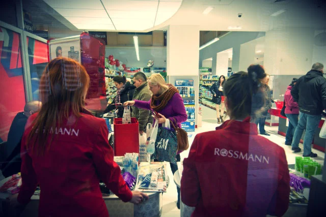 Jeden ze stacjonarnych sklepów Rossmanna