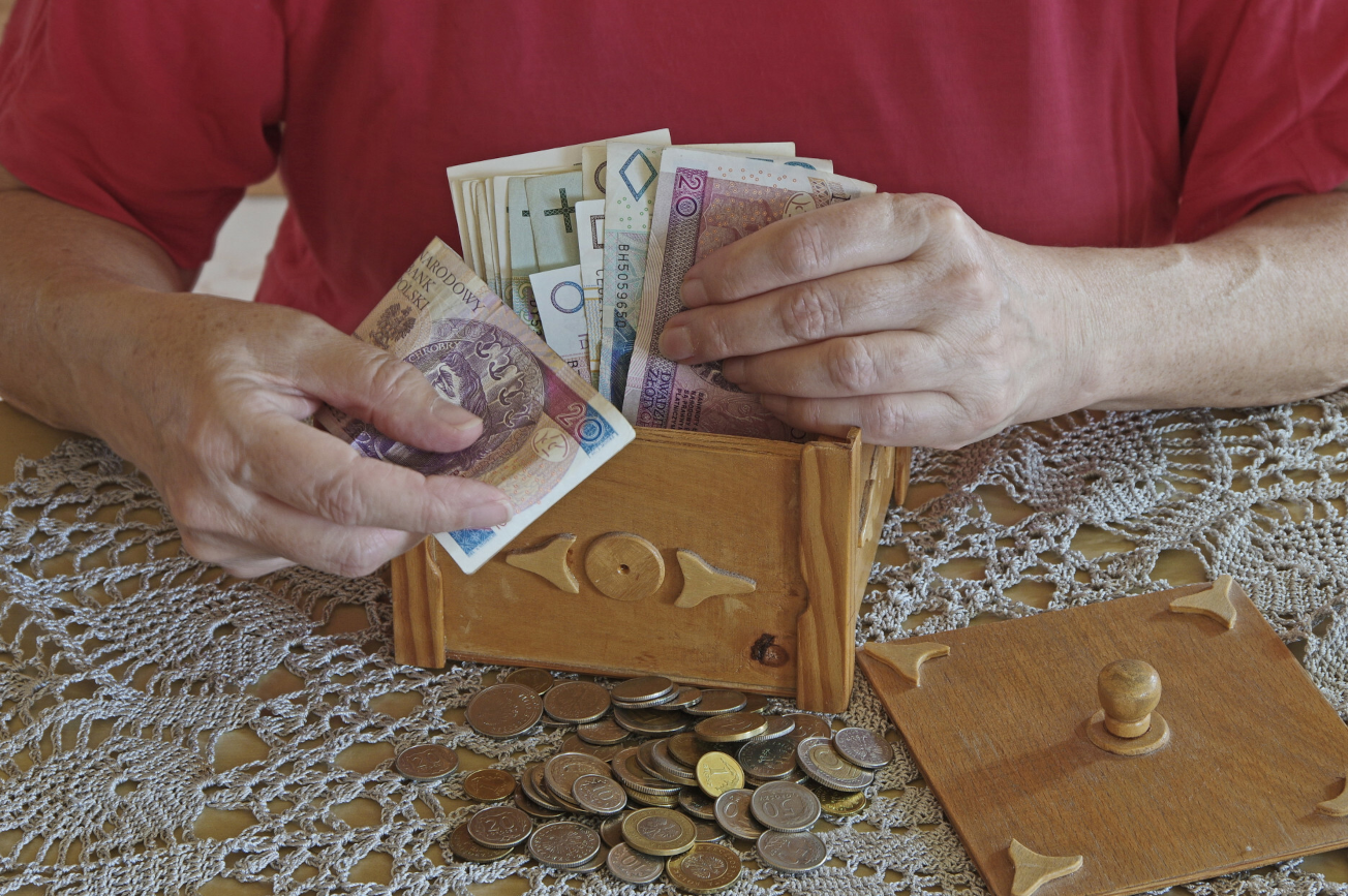 Zakład Ubezpieczeń Społecznych może zmniejszyć lub zawiesić wypłatę 13. emerytury