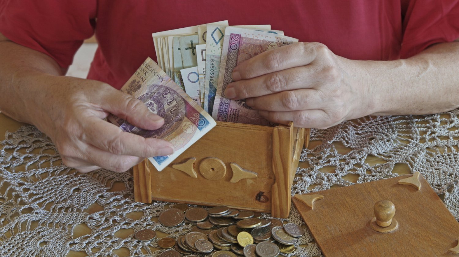 Zakład Ubezpieczeń Społecznych może zmniejszyć lub zawiesić wypłatę 13. emerytury
