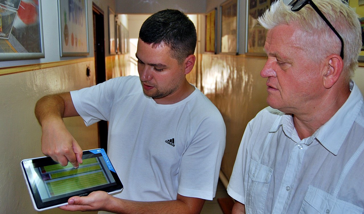 Dyrektor szkoły Andrzej Nizielski (z prawej) zdecydował się, aby tradycyjne książki do nauki zastąpić e-podręcznikami.