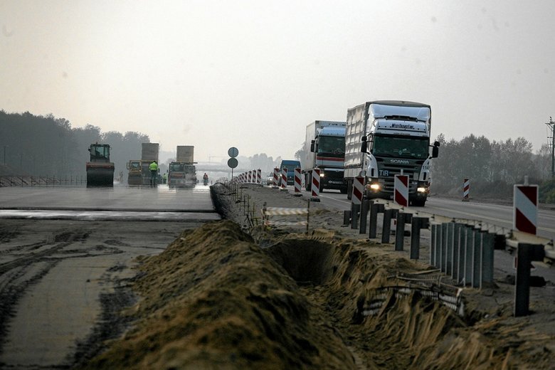 Jednym z najbardziej spektakularnych sposobów wydawania unijnych pieniędzy było budowanie w Polsce nowych dróg.