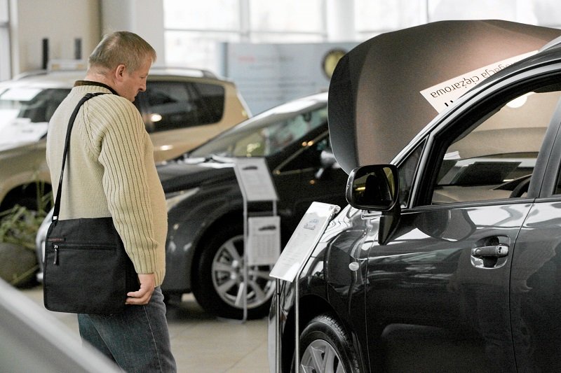 Wielu klientów, którzy planowali kupić nowy samochód, po prostu sobie odpuszcza.