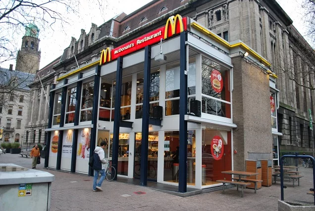 Wygląd sprzed remontu, kiedy restauracja była nazywana najbrzydszym budnykiem w mieście.