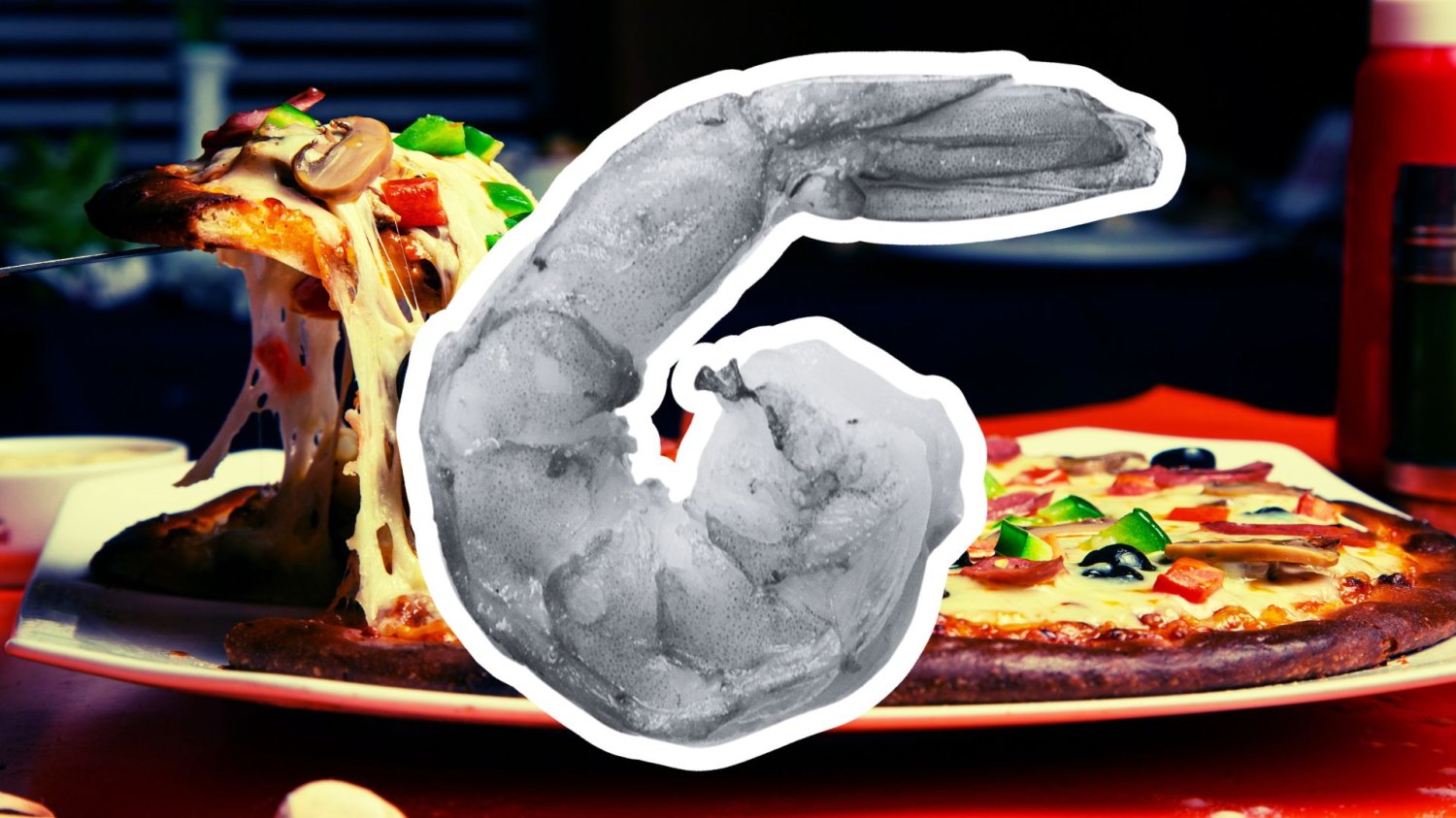 Tajniacy fiskusa zamówili pizzę. Wyciągnęli legitymacje po pierwszym kęsie krewetki krewetka na tle pizzy