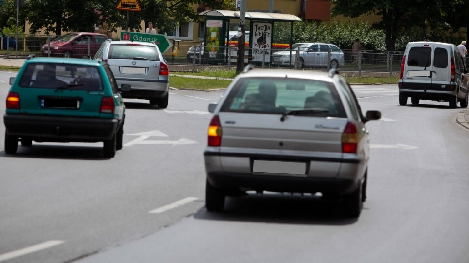 Raz na zawsze rozstrzygnięto spór toczącym się miedzy kierowcami. Nie trzeba włączać kierunkowskazu, kiedy wjeżdża się na rondo.