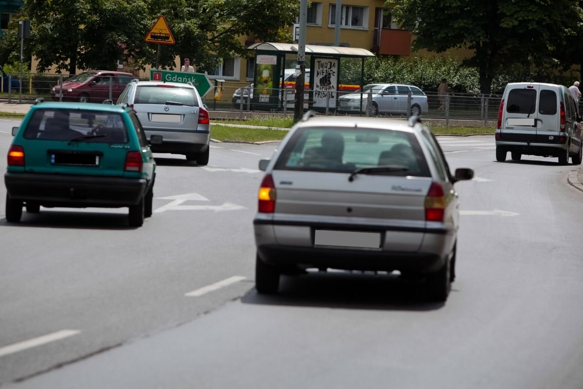 Raz na zawsze rozstrzygnięto spór toczącym się miedzy kierowcami. Nie trzeba włączać kierunkowskazu, kiedy wjeżdża się na rondo.