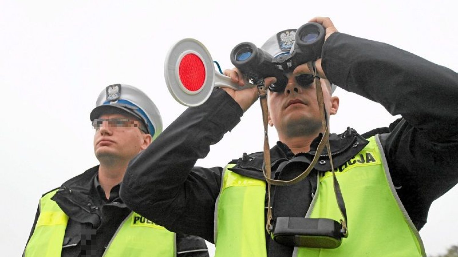 Według ustawy antycovidowej, policja lub sanepid powinny poinformować o łamaniu obostrzeń organy udzielające pomocy.