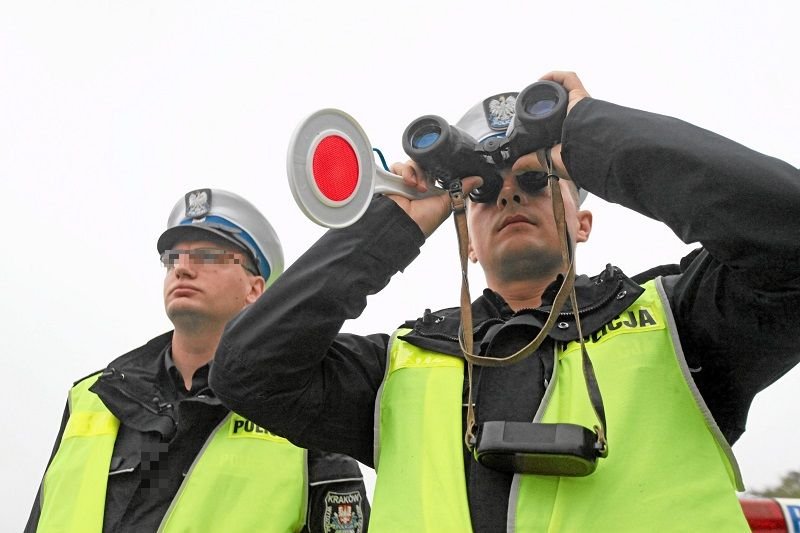 Według ustawy antycovidowej, policja lub sanepid powinny poinformować o łamaniu obostrzeń organy udzielające pomocy.