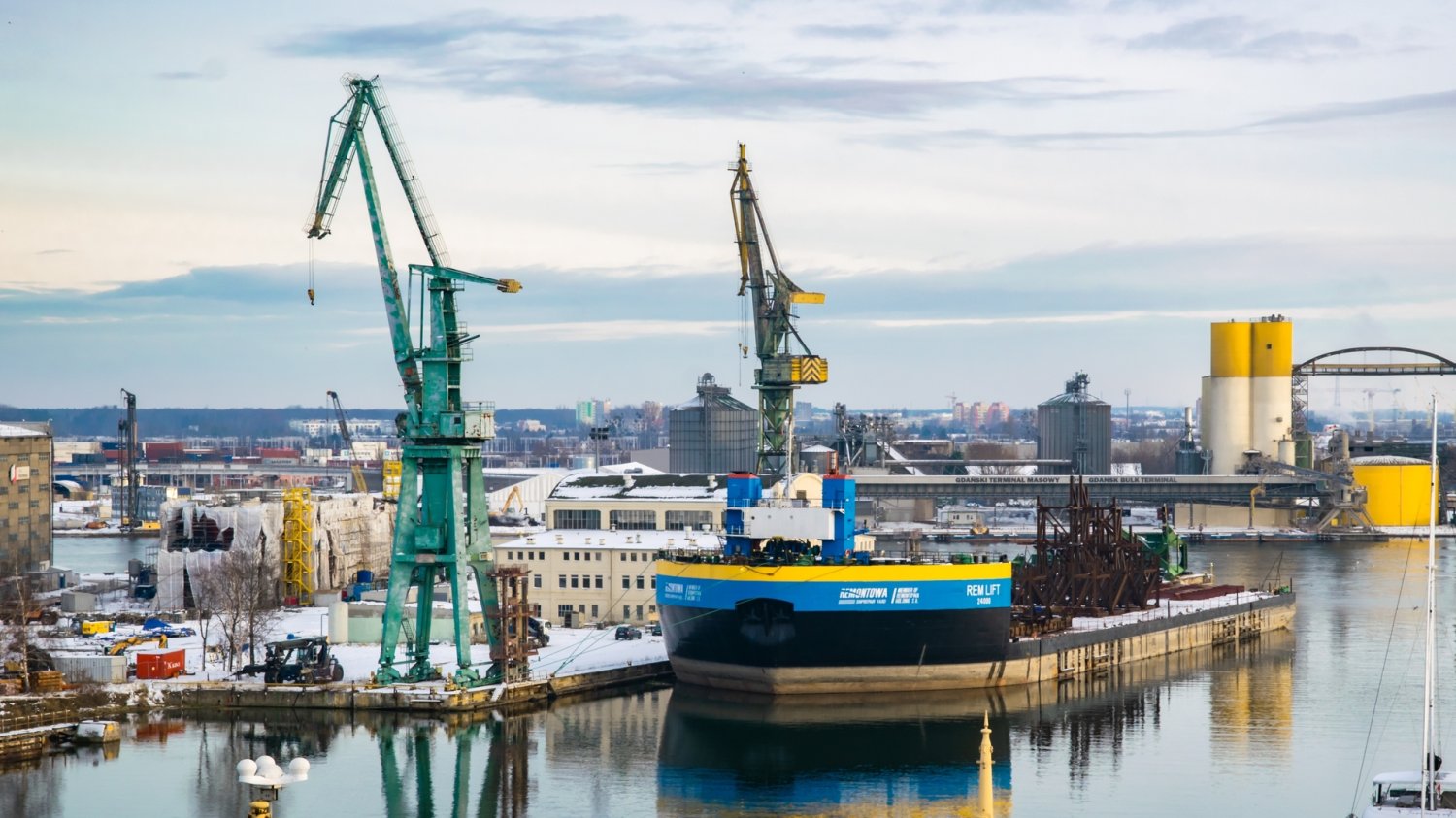 Port Gdański. Rozładowany kontenerowiec. Wokół śnieg.