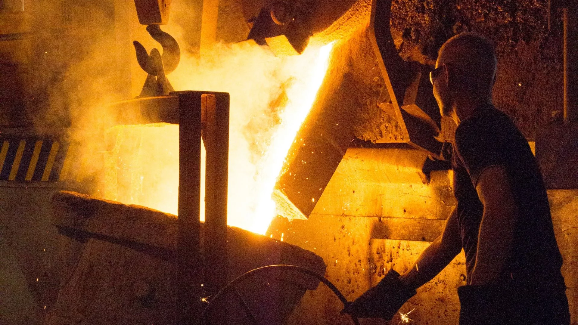 270 osób straci prace. Europejski rynek stali ma się coraz gorzej Huta. Osoba przelewa gorący metal.