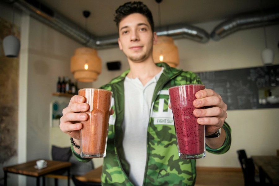 Koktajle owocowo-warzywne np. z kurkumą czy goji to sposób na podbicie serc i portfeli zatroskanych o swoje zdrowie Polaków.