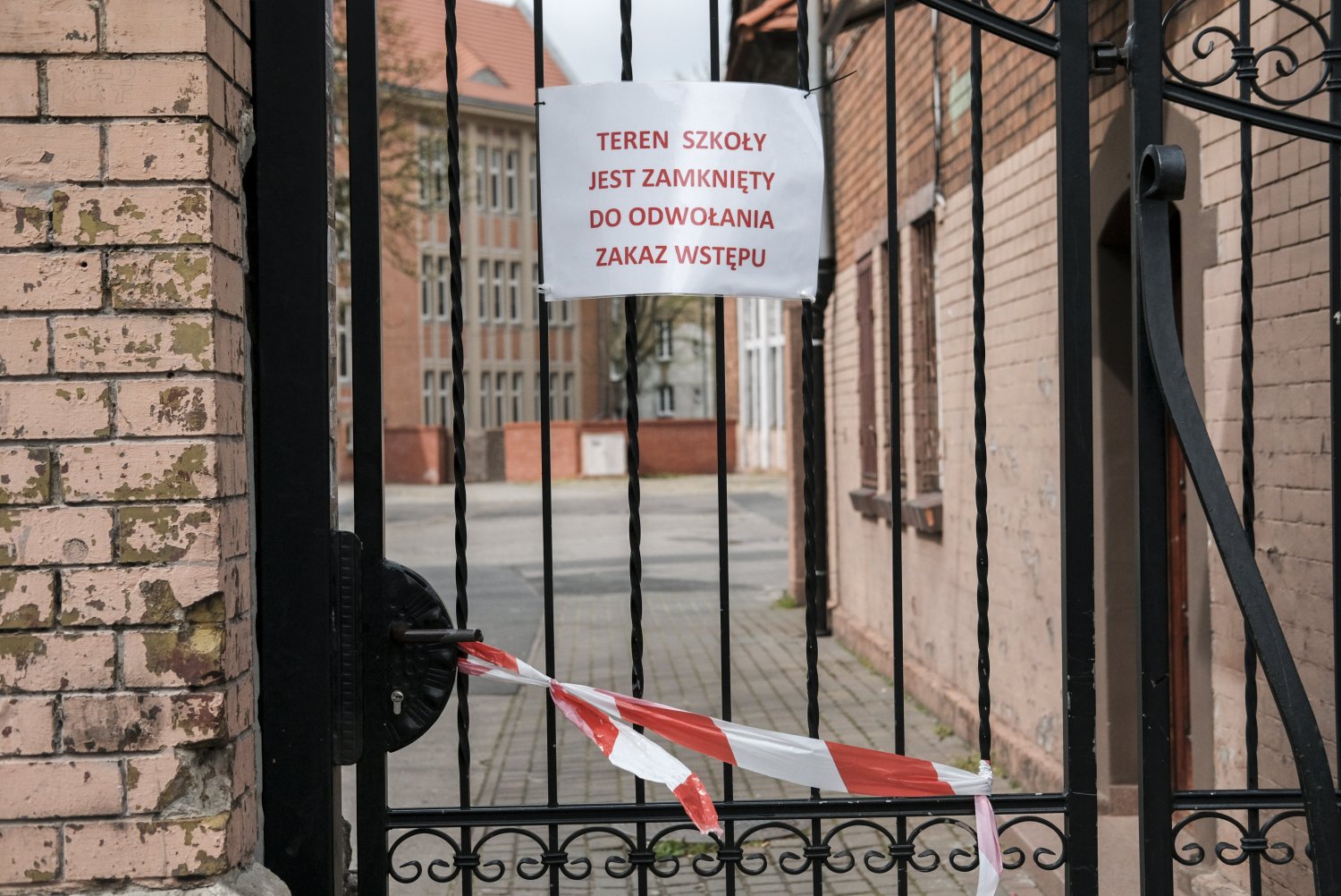 Szkoły pozostaną zamknięte, więc rodzice liczą na zasiłek opiekuńczy.