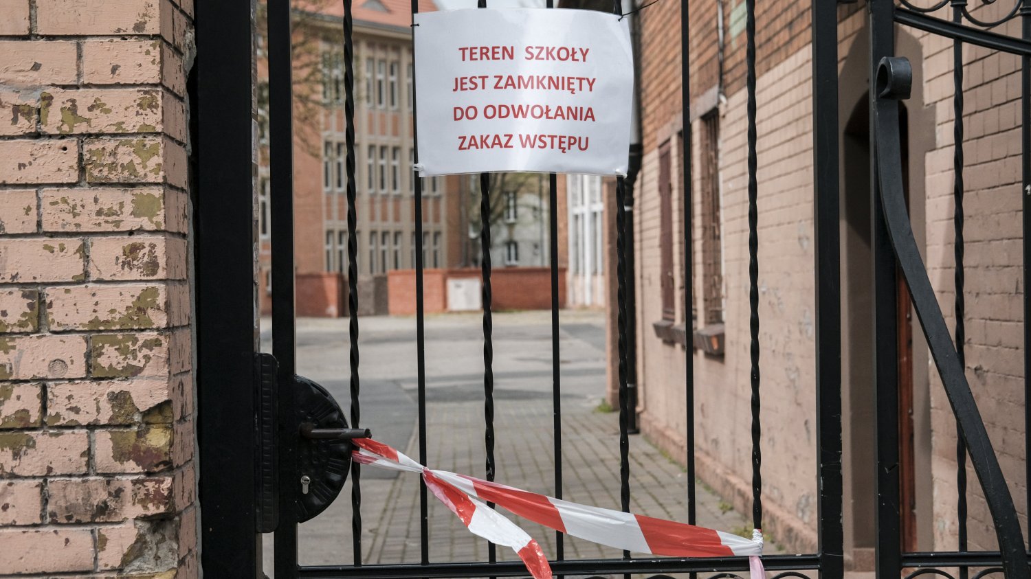 Szkoły pozostaną zamknięte, więc rodzice liczą na zasiłek opiekuńczy.