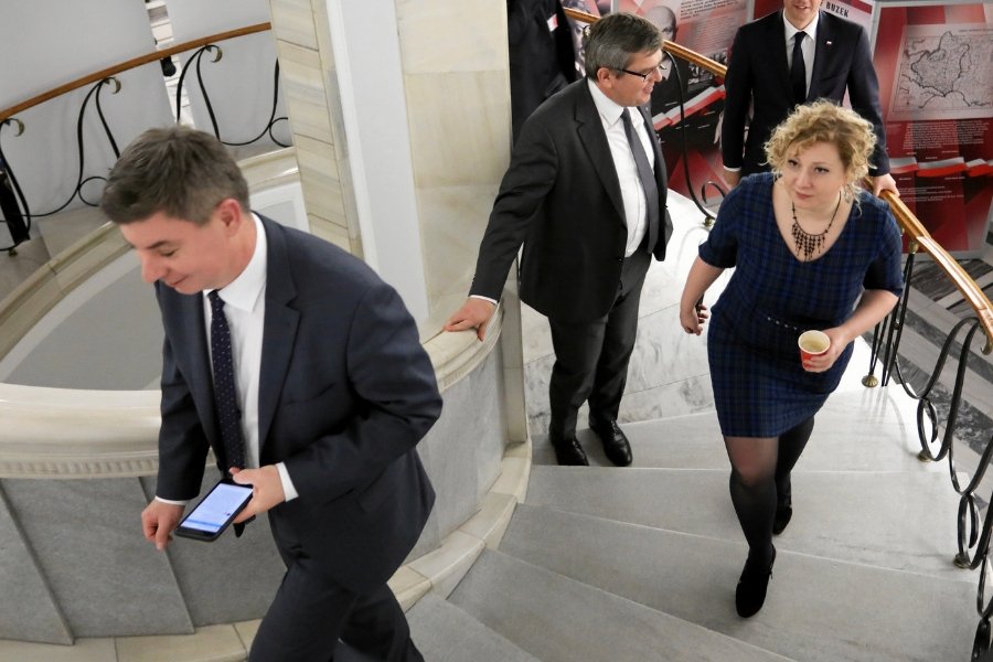 Posłowie zajmujący się "aferą KNF": Marta Golbik (z prawej), Jarosław Urbaniak (w środku), Jan Grabiec (z lewej).