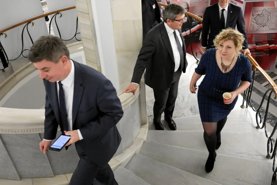 Posłowie zajmujący się "aferą KNF": Marta Golbik (z prawej), Jarosław Urbaniak (w środku), Jan Grabiec (z lewej).