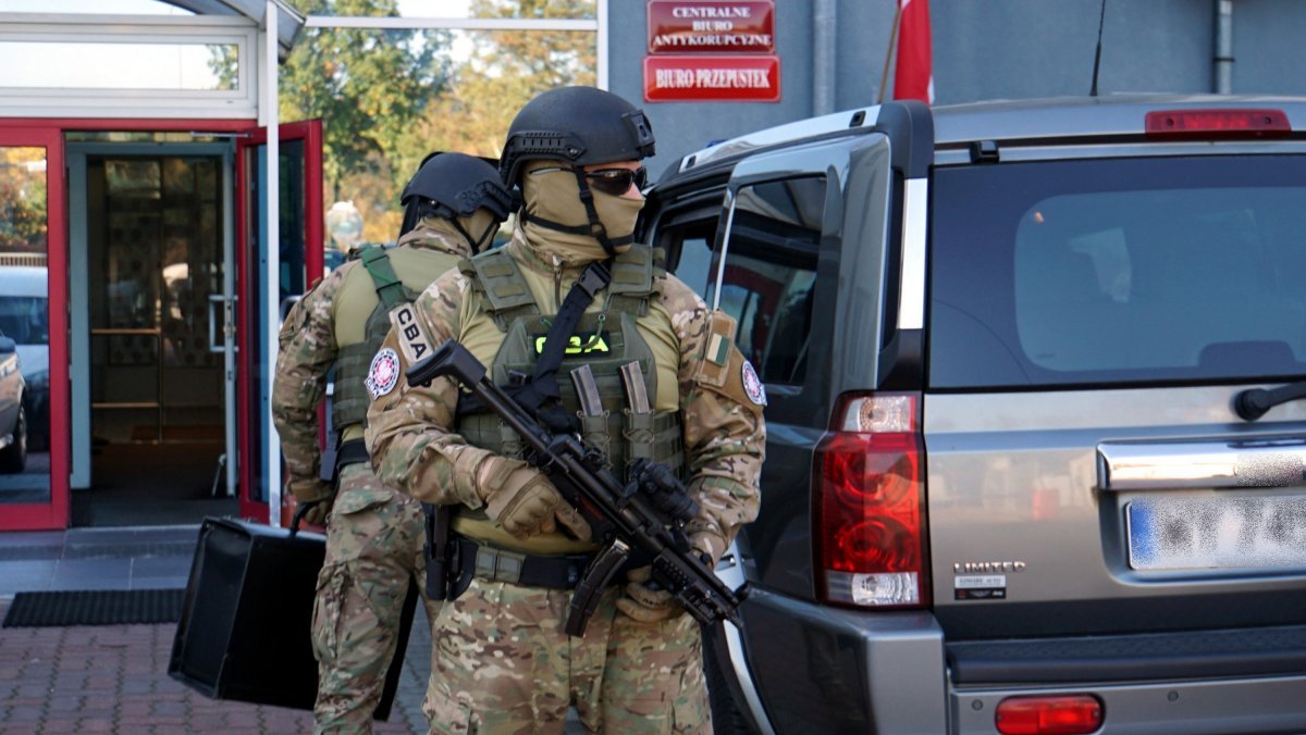 CBA zatrzymała byłego szefa KNF Andrzeja J. i sześciu podległych mu urzędników.