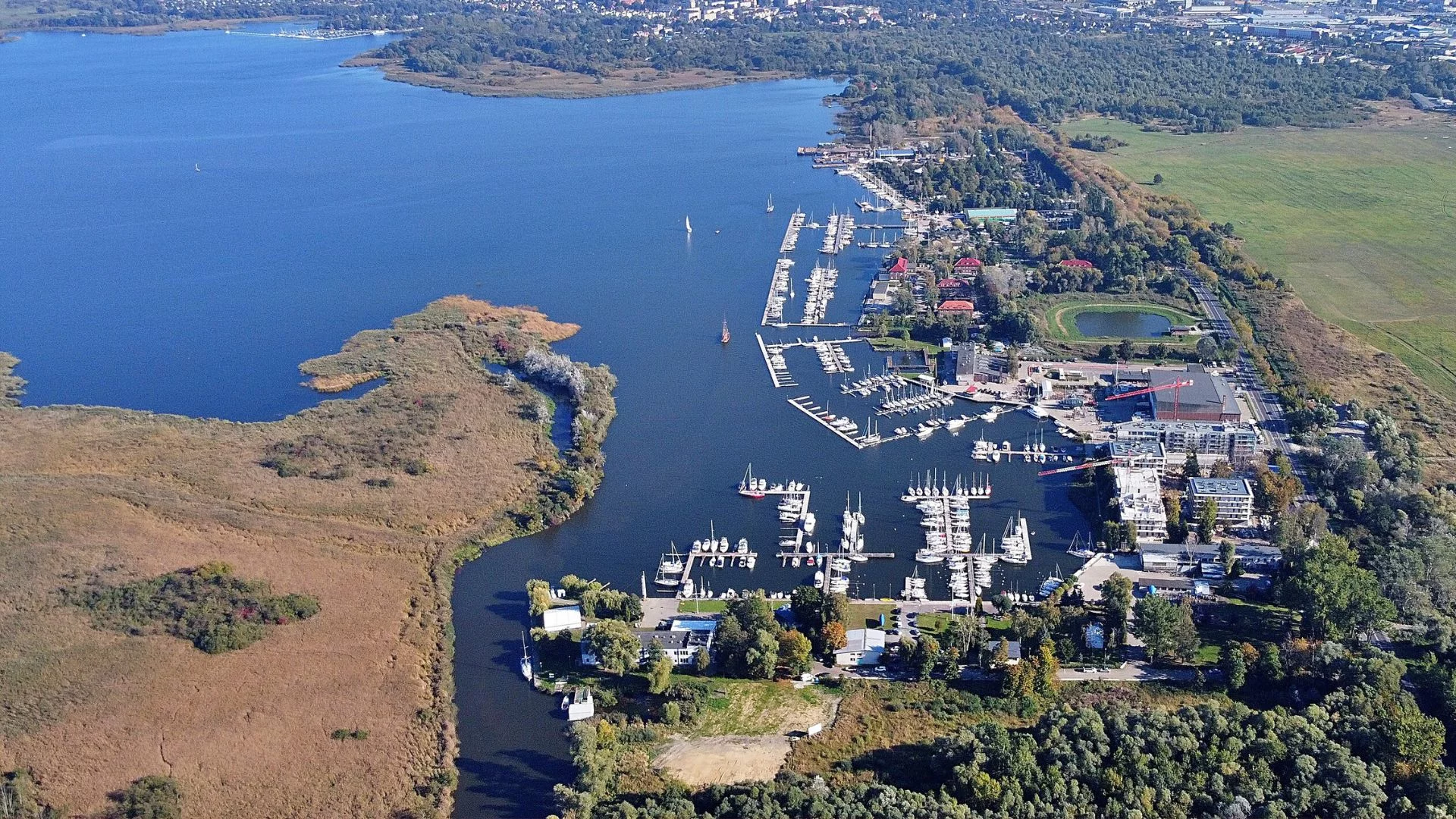 Jezioro Dąbie w Szczecinie. Nad jego brzegiem wyrastają kolejne inwestycje.