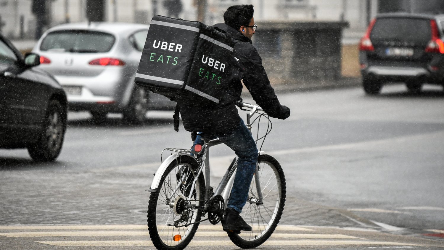 W stolicy kurierami Uber Eats są głównie Hindusi. Pracują po 12 godzin dziennie, a za odebranie zamówienia z restauracji dostają 5 zł, za każdy kilometr trochę ponad 1 zł, i za wręczenie klientowi około 1,5 zł.