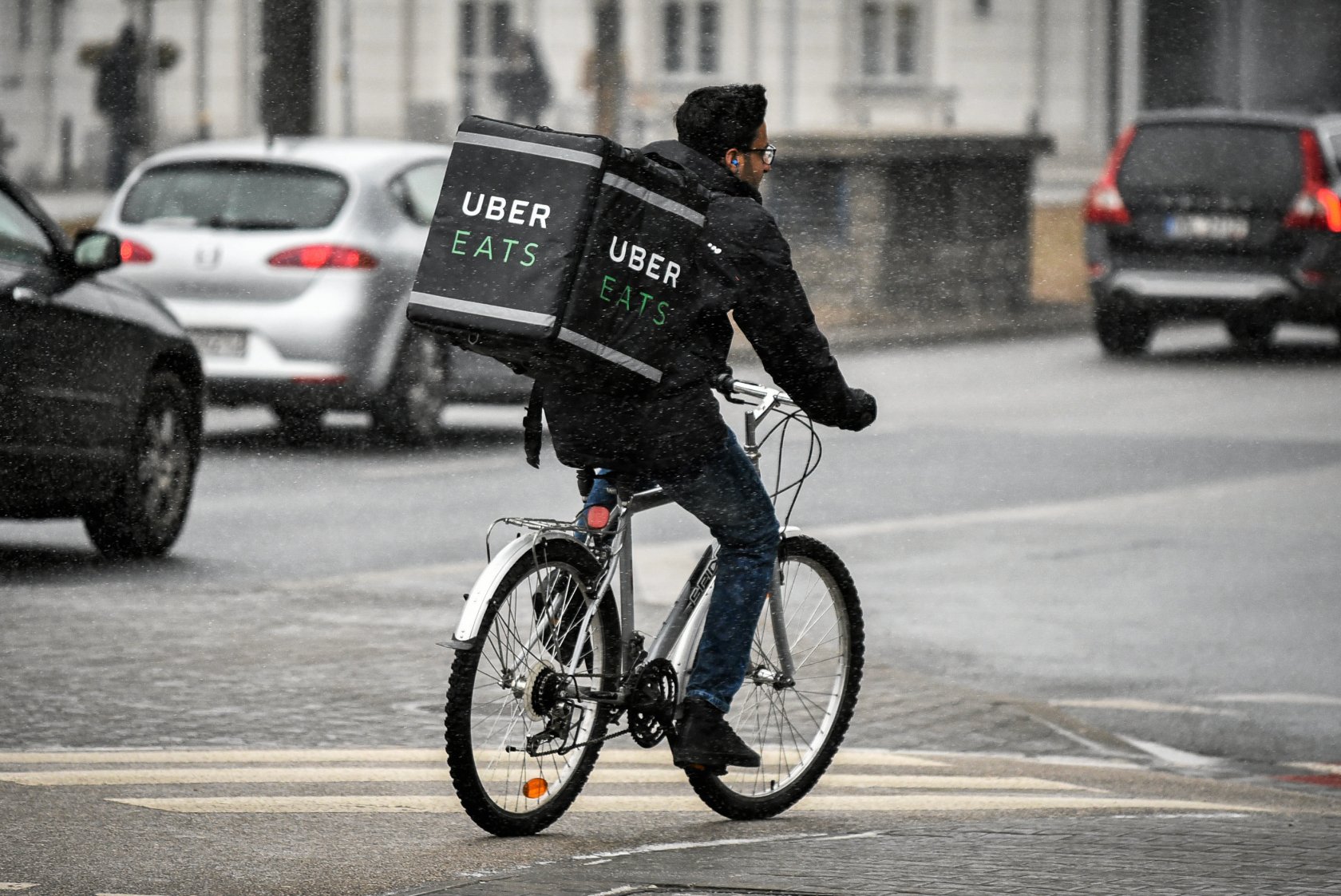 W stolicy kurierami Uber Eats są głównie Hindusi. Pracują po 12 godzin dziennie, a za odebranie zamówienia z restauracji dostają 5 zł, za każdy kilometr trochę ponad 1 zł, i za wręczenie klientowi około 1,5 zł.