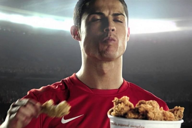 Cristiano Ronaldo jedzący kurczaki z KFC.
