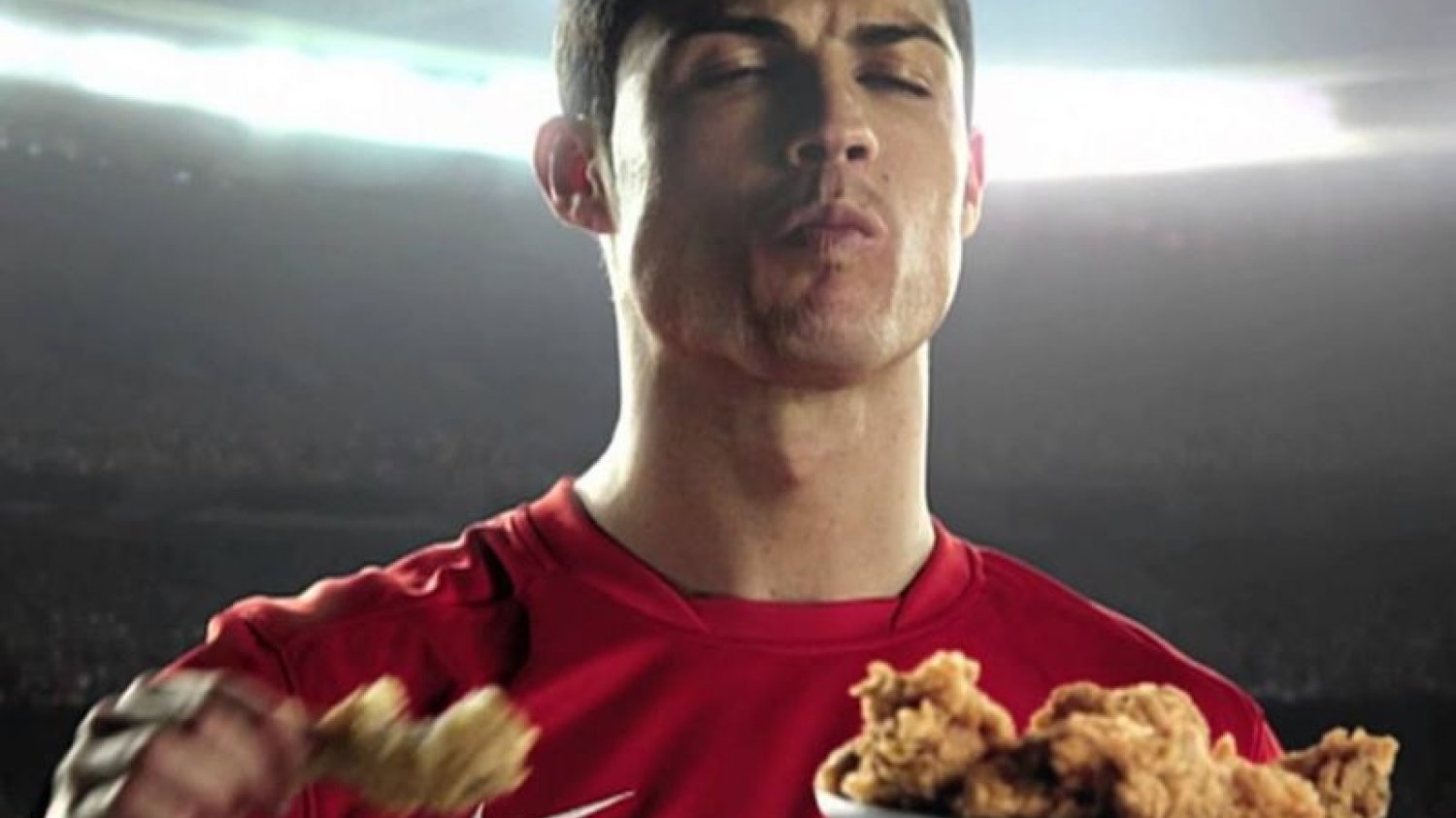 Cristiano Ronaldo jedzący kurczaki z KFC.