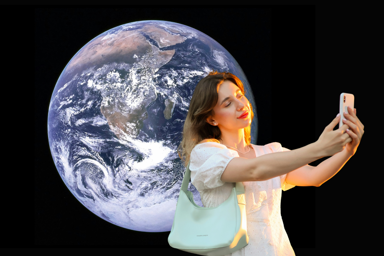 Telefon, na którym wyświetla się twoje selfie, znajduje się w kadrze drugiego, a co ważniejsze w tle widać kulę ziemską. Drugi uwiecznia tę wyjątkową chwilę i gotowe.