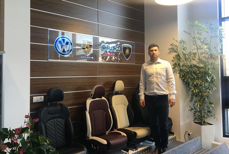 Leszek Martowski przy fotelach zaprojektowanych przez Faurecię.