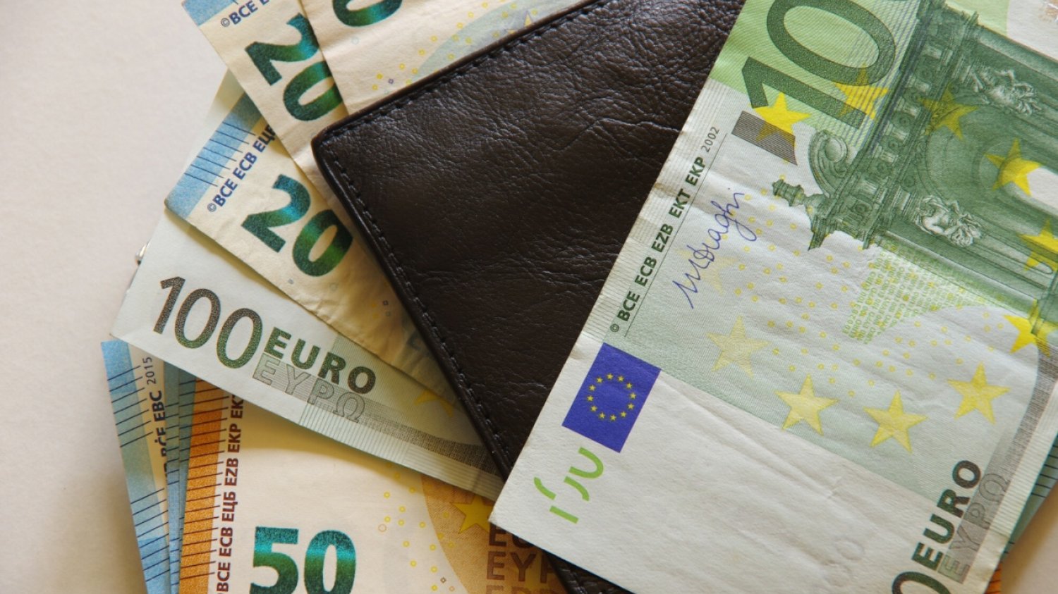 Portfel, banknoty euro.