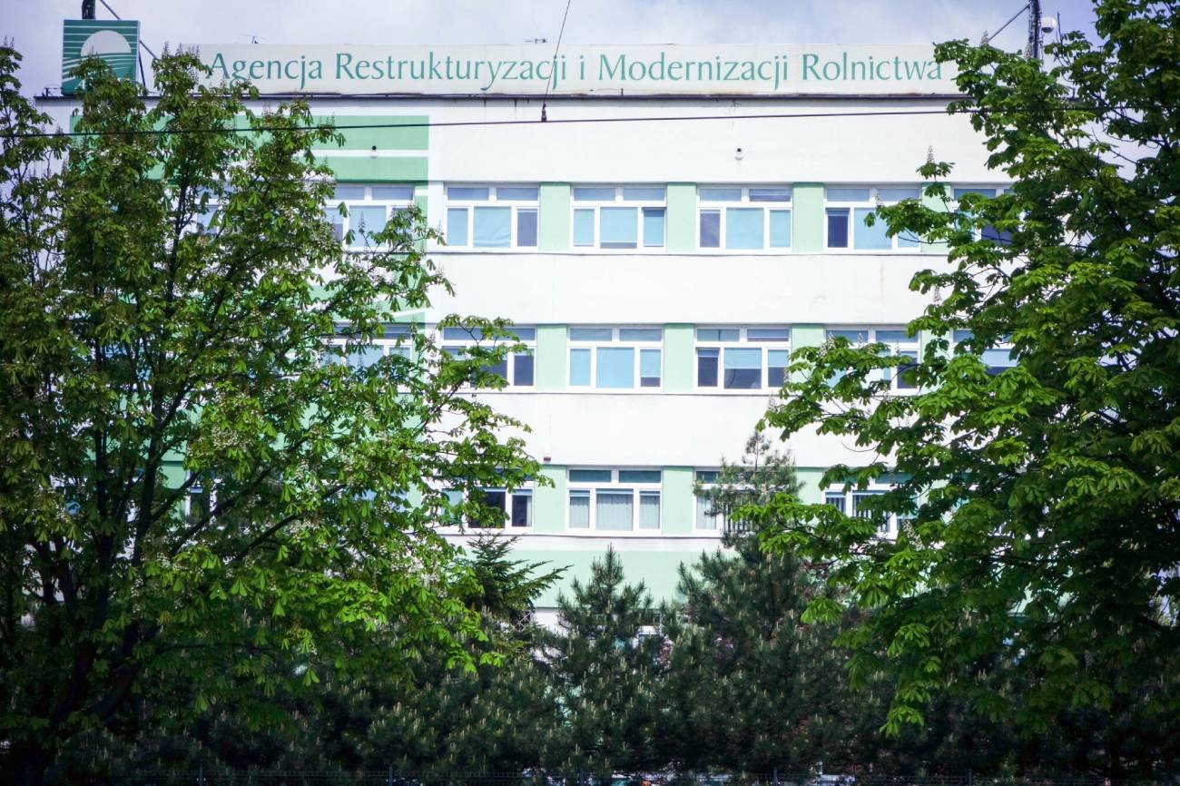 Plakaty wyborcze pojawił się na ogrodzeniu Agencji Restrukturyzacji i Modernizacji Rolnictwa.