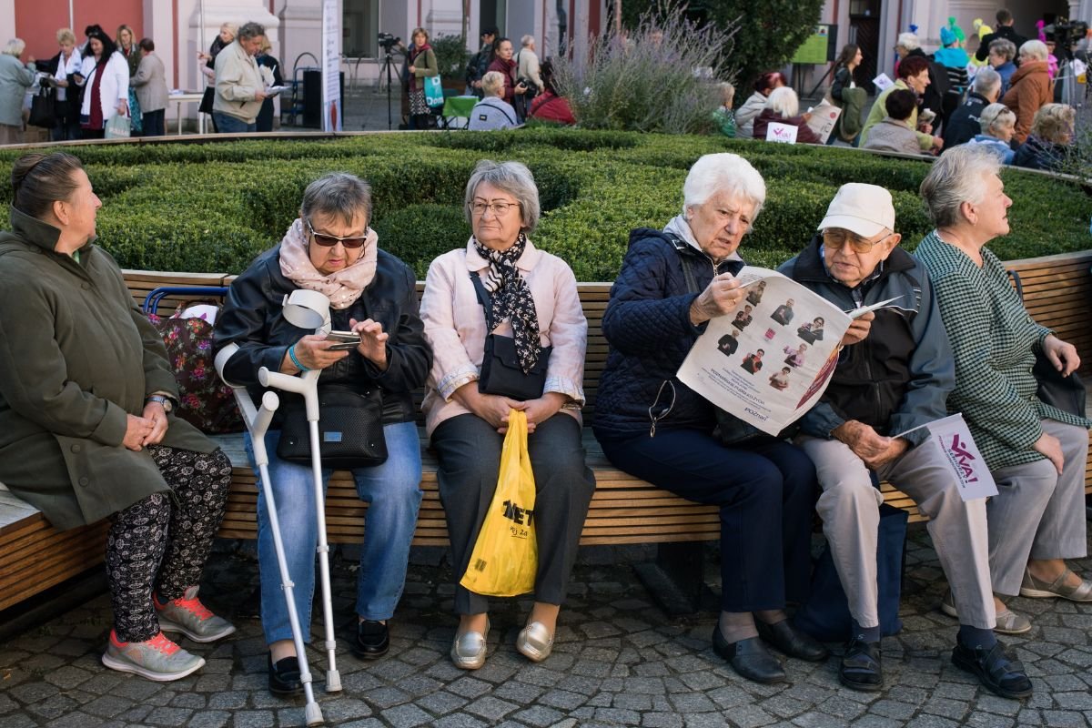 KE zaleca Polsce zwiększenie wieku emerytalnego i aktywizację zawodową osób starszych. Ma to podnieść ich jakość życia.