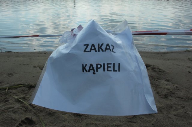 Państwowa Stacja Sanitarno-Epidemiologiczna w Pucku zamknęła plaże od Dębek po Chałupy. Oto lista zamkniętych kąpielisk nad Bałtykiem w 2018 r.