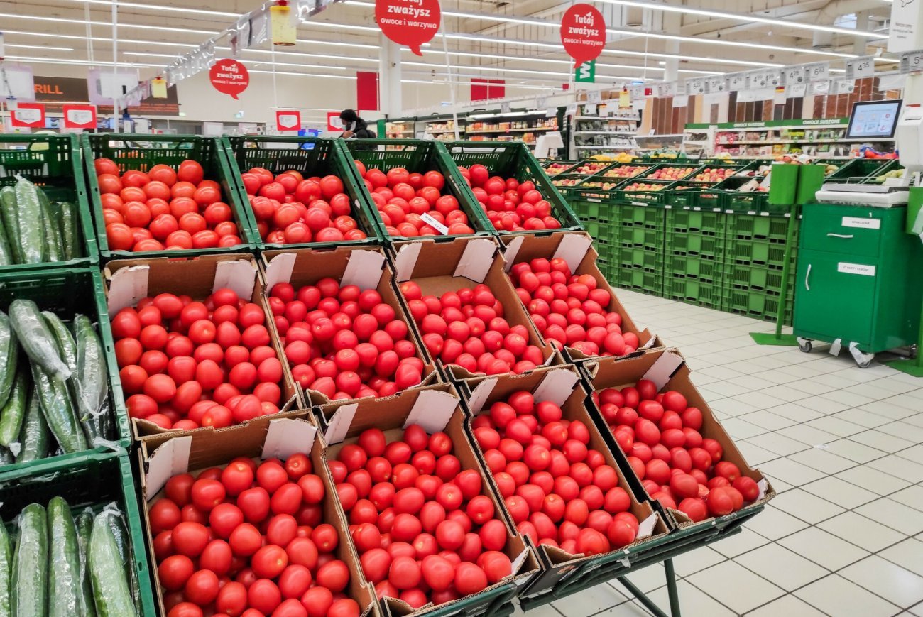 Badanie pestycydów na importowanych pomidorach.