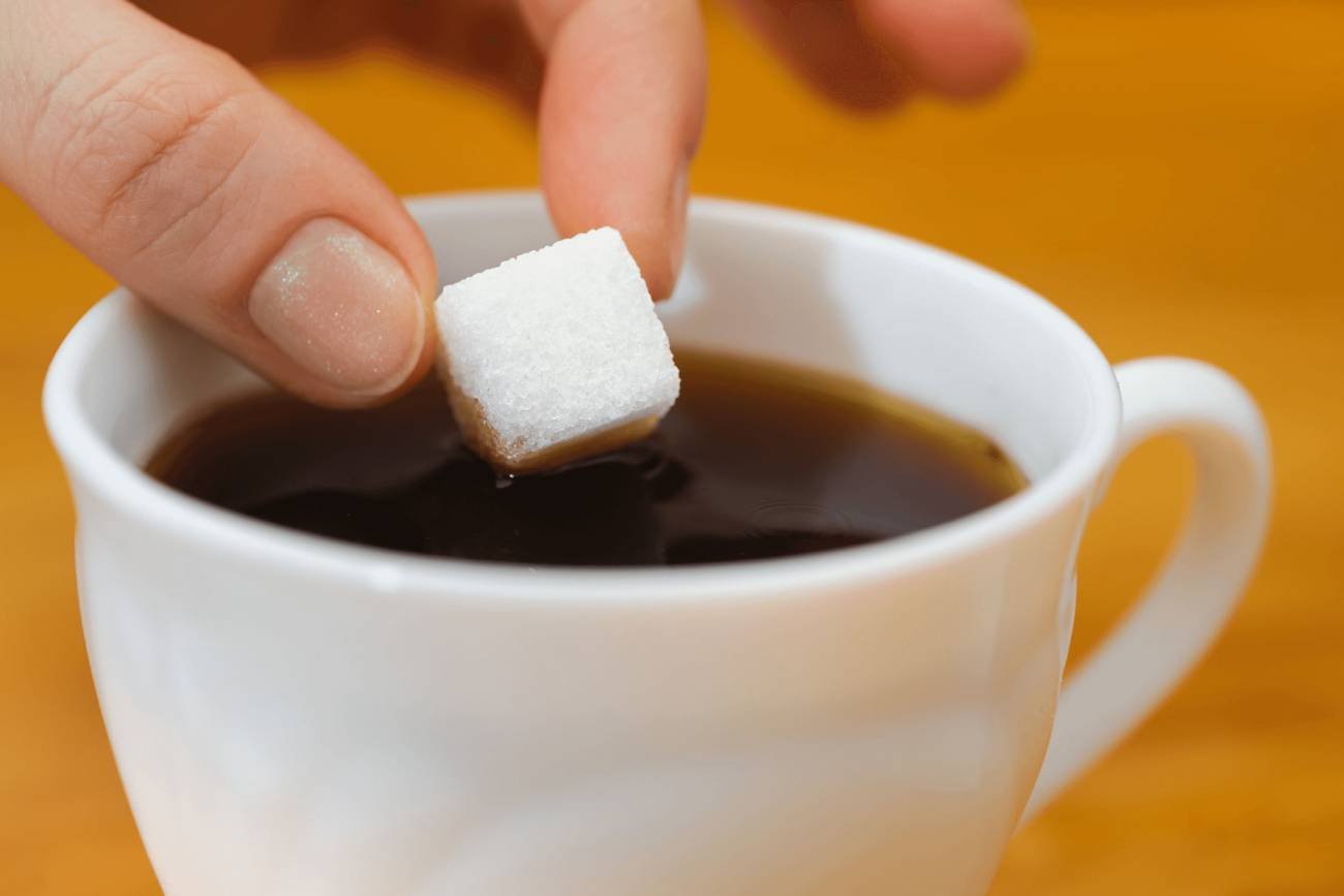słodzenie napoju kawy, herbaty cukrem