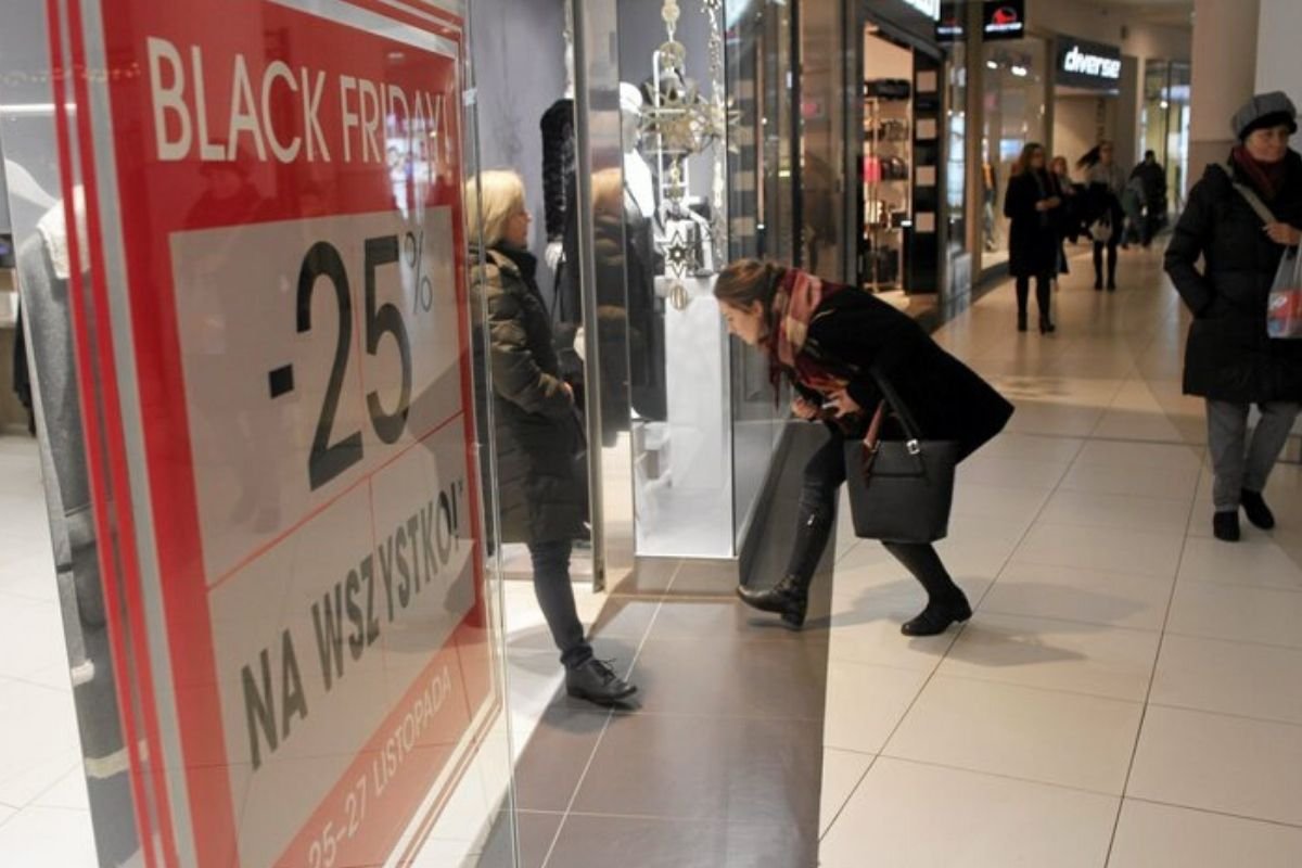 Z okazji Black Friday w wielu polskich sklepach na klientów czekają promocje nawet do 50 proc. Niestety, w większości są one naciągane.