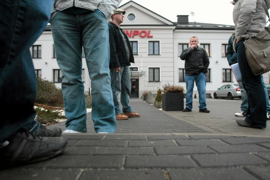Firmy zatrudniają, ale nie dlatego, że czują się pewnie. Raczej przygotowują się na złe i niestabilne czasy.