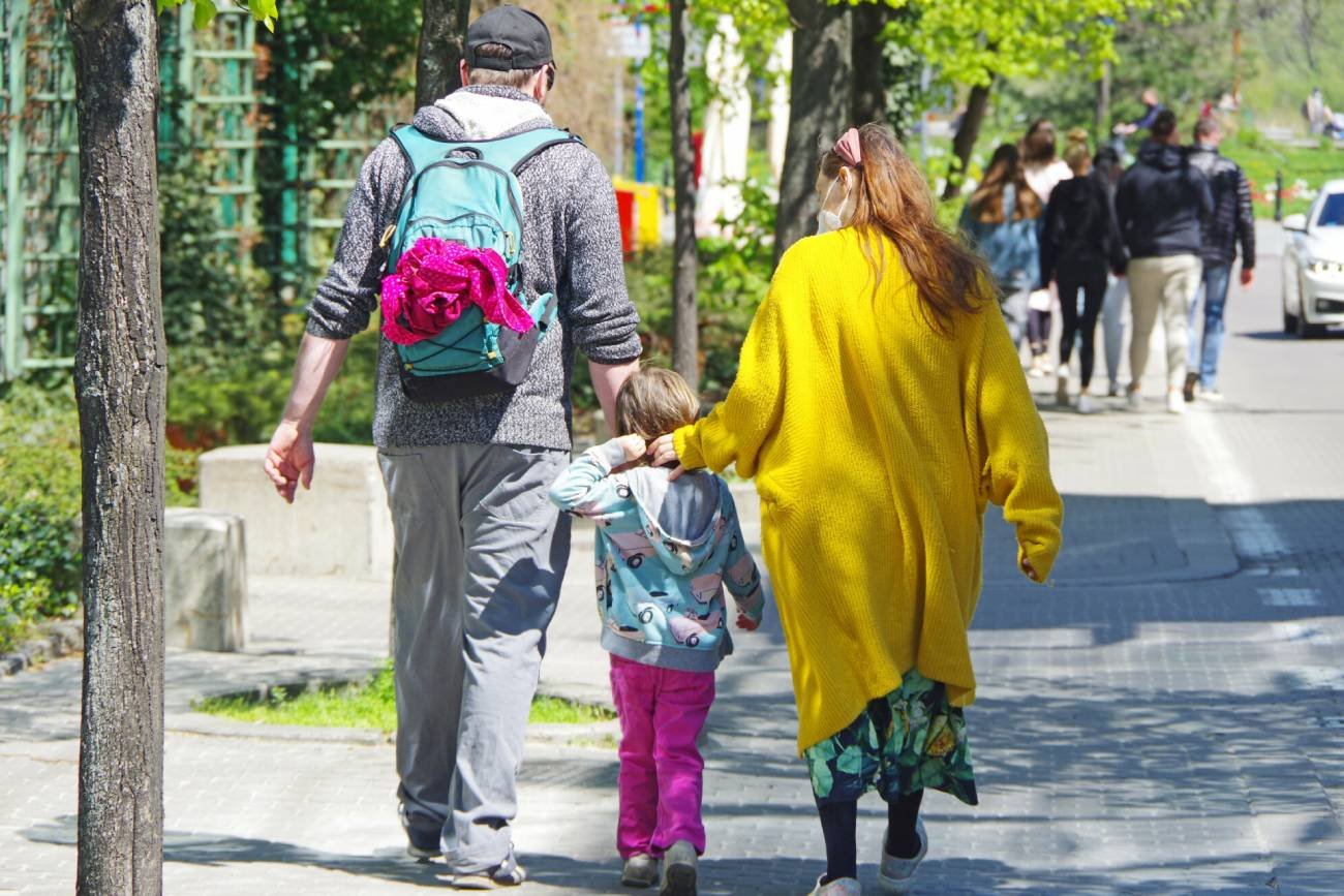 Rodzinny spacer w słoneczny weekend