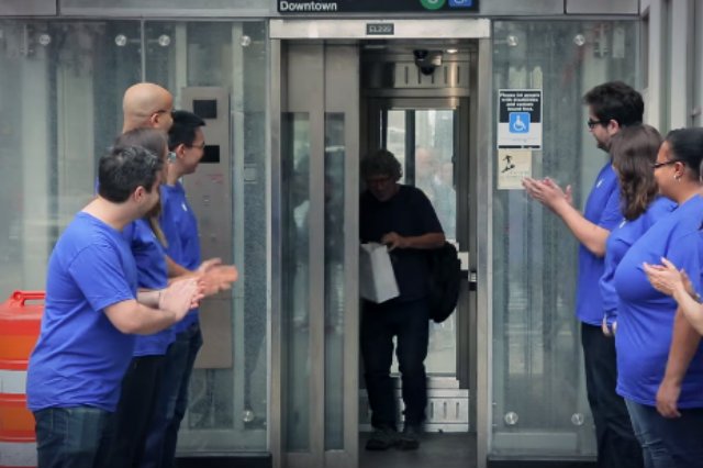 Amerykanie z grupy Improv Everywhere stworzyli na jednej z nowojorskich stacji metra fałszywy sklep Apple'a