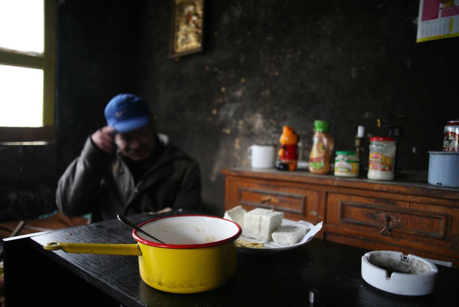 Pracownicy socjalni są przeładowani pracą i obowiązkową biurokracją. Wielu z nich jest narażonych na agresję słowną i fizyczną, a część zarabia mniej niż ich podopieczni.