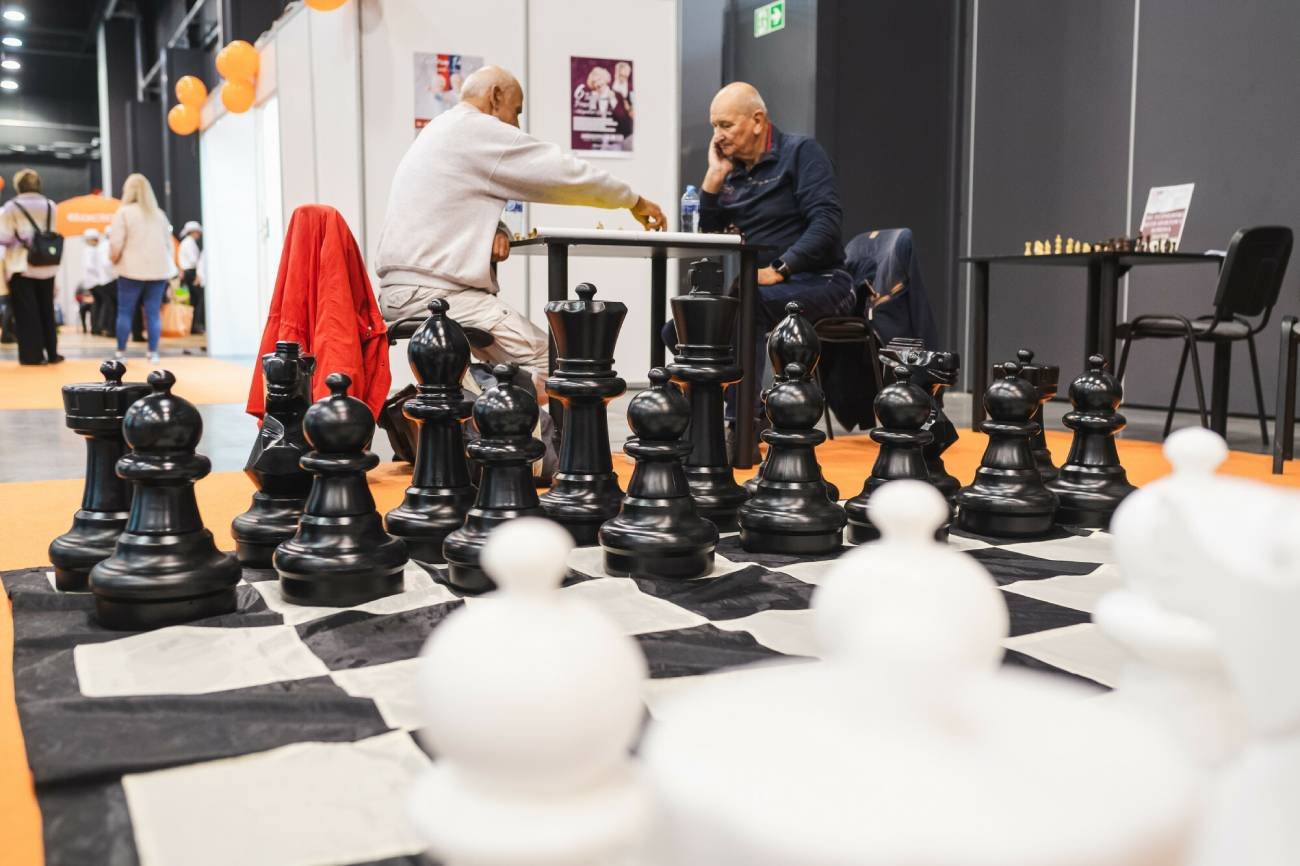 Seniorzy grający w szachy.