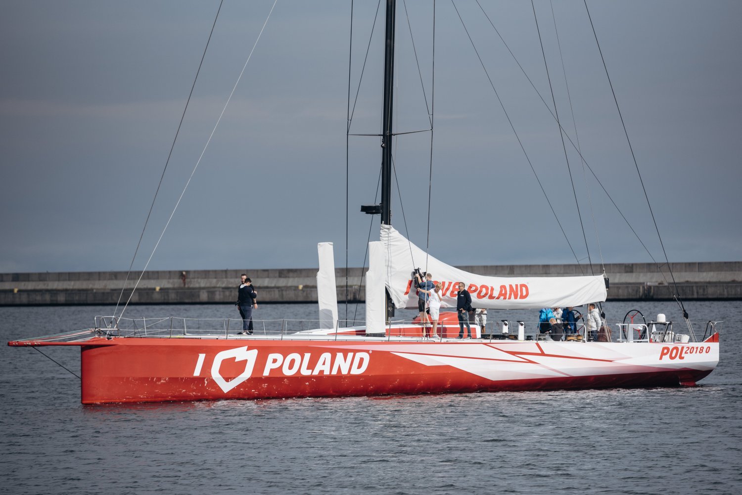 Polska Fundacja Narodowa chwali się pomalowaną na patriotyczne barwy łodzią. Planuje wygrać nią prestiżowe regaty